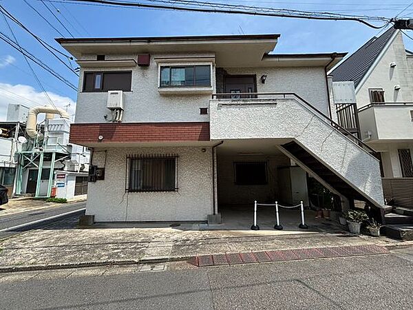 建物を正面から確認できる写真です。全体の印象や敷地とのバランスが分かりやすく、現地見学前の参考にも役立ちます♪