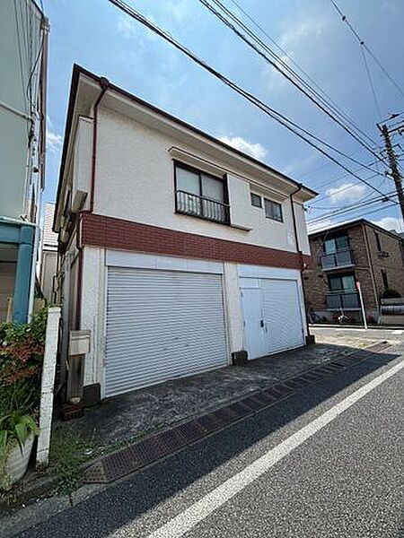 現況の古屋を含む敷地全景です。現地の広さや建物配置、周辺環境を確認でき、建替えや土地活用のイメージづくりに役立ちます。