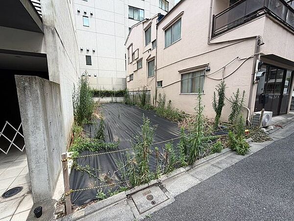 現地を斜め方向から撮影。道路との接し方や敷地の奥行き、隣接する建物との距離感など、住まいづくりに役立つ情報を確認できます♪