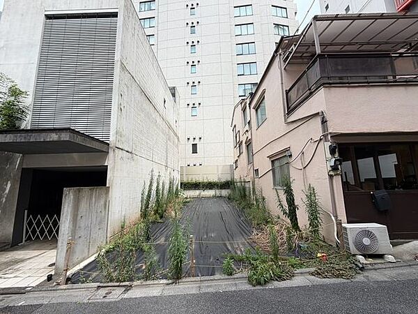 敷地を正面から見渡した一枚。奥まで続く土地の形状や左右の建物との位置関係が分かり、図面と合わせて現地の様子を確認できます♪