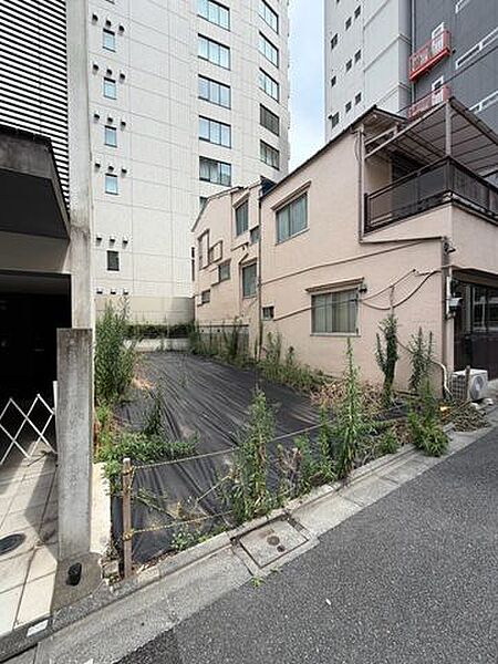 現地を正面から捉えた一枚。前面道路から敷地全体を確認でき、間口や周辺建物との位置関係など、現地の様子が分かります♪