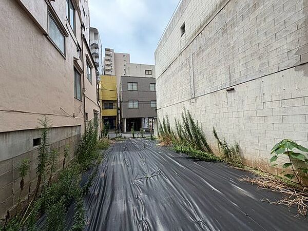 敷地内から道路方向を望む一枚。前面道路や向かい側の建物との位置関係が分かり、現地を訪れたような距離感を確認できます♪