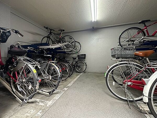 雨風から大切な自転車を守れる、安心の駐輪場です！上下2段式のラックが綺麗に配置されており、整理整頓された使いやすいスペースとなっています。防犯面でも心強く、日々のフットワークを快適に支えます♪