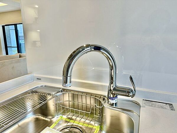 スタイリッシュな見た目と機能性を兼ね備えたグースネック水栓です！吐水位置が高いため大きな鍋も洗いやすく、ホースを引き出してシンクの隅々までお手入れ可能。毎日のキッチンワークを快適にサポートします♪
