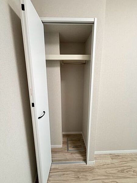 衣類を掛けられる収納スペースを備え、お部屋をすっきりと使いやすく保てます♪