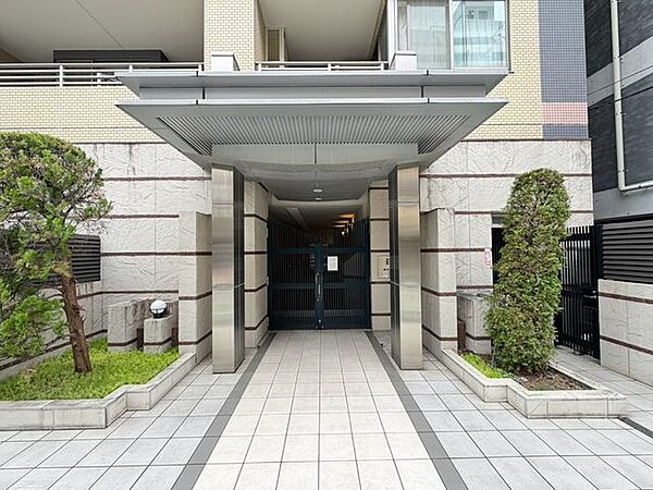 重厚感のあるエントランスが住まいの第一印象を演出。毎日の帰宅を気持ちよく迎えてくれる空間です♪