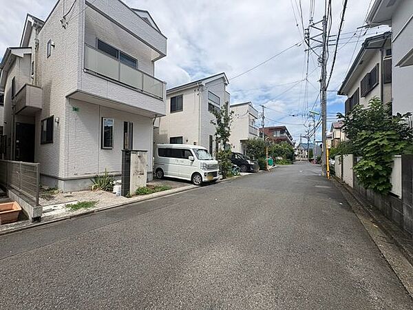 お車での出入庫もスムーズに行いやすい広さを確保しており、運転が苦手な方でも安心です♪(※接道状況：南側幅員5.5m 公道 間口約7.1m）