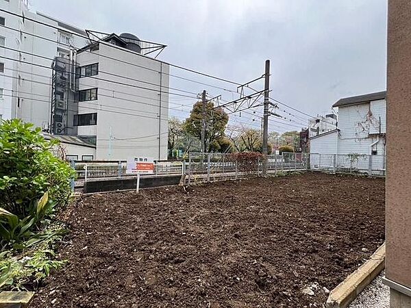 建築条件がないため、お好みのハウスメーカーで自由な住まいづくりが可能。約53坪のゆとりある敷地で、ご家族の理想を形にできる住環境です。