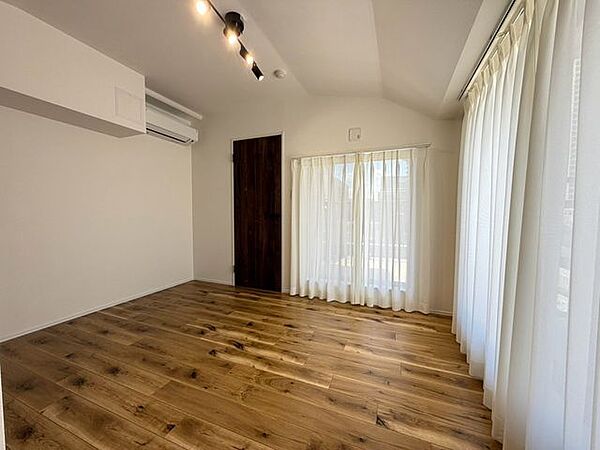 明るい自然光が差し込み、寝室やワークスペース、趣味のお部屋などライフスタイルに合わせて快適に活用できるフレキシブルな一室です！