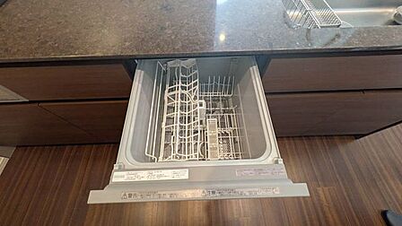キッチン食器洗浄乾燥機を備えたキッチンで、食後の洗い物の負担を軽減できます。忙しい日にも家事を効率化できる、うれしい設備が整っています。