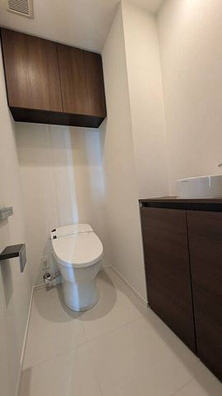 トイレ内は明るい色調で統一。壁面の設備も確認でき、家族が毎日使う場所だからこそ、落ち着いて利用できる空間に整えられています!