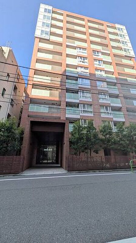 館内はレンガ調の壁面と落ち着いた床材でまとめられた共用空間。外から一歩入ると雰囲気が切り替わり、静かに住まいへ向かえます!