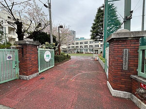 港区立御田小学校 落ち着いた住環境の中で、毎日の通学も安心感に包まれます！お子様が笑顔で通える距離感で、健やかな成長を優しく見守れるロケーション♪子育て世帯にとって心強い教育施設が近隣に整っています…