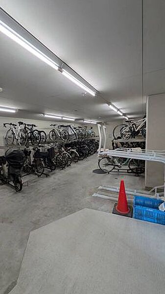 建物内に設けられた駐車場は、天候の影響を受けにくい屋内型。雨の日でも車への乗り降りがしやすく、日常の移動をスマートに支えます。愛車を身近に置けることも、暮らしの安心につながります♪