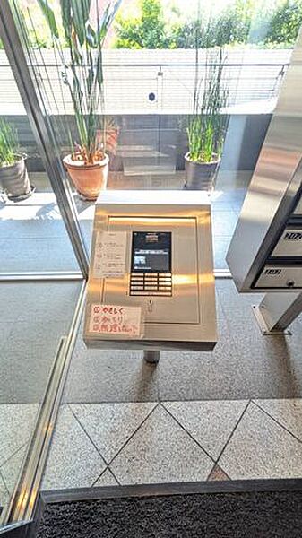 オートロック操作盤の写真。来訪者確認の動線が明確で、防犯面に配慮された共用部の様子が伝わり、ご家族にも心強い設備です！