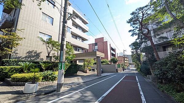 前面道路から建物全体を望む外観写真。周囲には緑も感じられ、落ち着いた住宅街の空気感が伝わるので、静かな暮らしをイメージしやすい一枚です♪