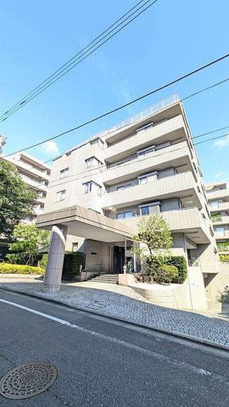 正面からの外観写真は、建物のフォルムとキャノピーの存在感がよく伝わります。帰宅時に視界へ入る佇まいが、日々の満足感をやさしく支えてくれます♪