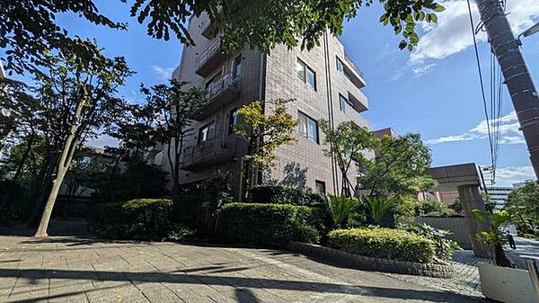建物脇の植栽と歩行スペースが確認できる写真。緑の手入れが行き届いた印象があり、敷地内でも外の気配を感じながら穏やかに過ごせそうです！