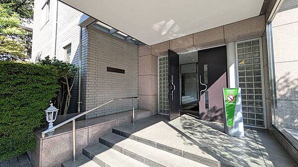 段差を抑えた広めのアプローチと手すり付きの階段がある入口。ご家族みんなが出入りしやすく、毎日の帰宅が気持ちよく始まる玄関まわりです！