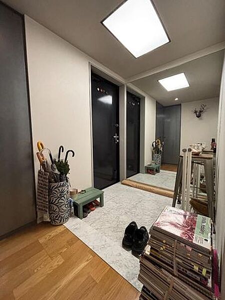 収納家具を置いても動線を確保しやすい玄関スペース。落ち着いた内装で、靴や外出用品を整理しながらすっきり使えます♪帰宅後の動作もスムーズに行いやすい、ゆとりを感じる空間です。毎日の出入りも快適です。