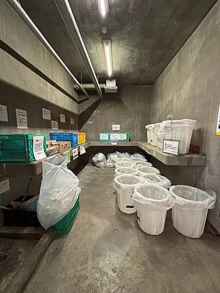 建物内に設けられたゴミ捨て場。住戸から外へ大きく移動せずにゴミを出しやすく、日々の家事動線を支えてくれます♪整理されたスペースで、マンション生活の快適さにもつながる共用設備です。