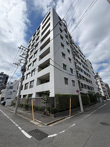 別角度からの外観です。周辺の穏やかな街並みも魅力的なロケーションです♪