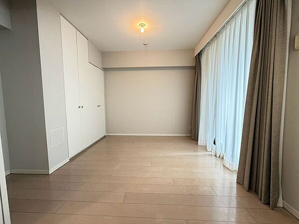 シンプルな内装でレイアウトがしやすい落ち着いた洋室です。出窓風の窓辺が室内に開放感を与え、居心地の良いプライベート空間を演出！お好みのお部屋作りを自在にお楽しみいただけるフレキシブルな一室です♪