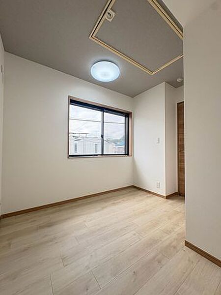 木の温もりが心地よい明るいリビング！窓からの採光が室内を包み込み、ご家族でゆったりと寛げる温かみのある居室空間が広がります♪