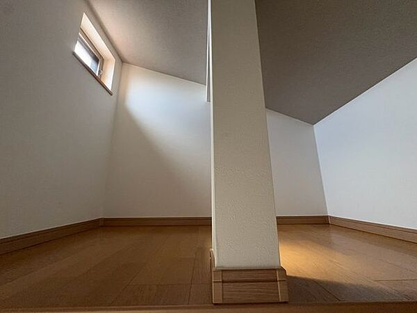 季節物の保管や大きな荷物の整理に重宝する小屋裏収納！居住スペースを圧迫せずに家全体をスッキリ保てる嬉しい設備です♪