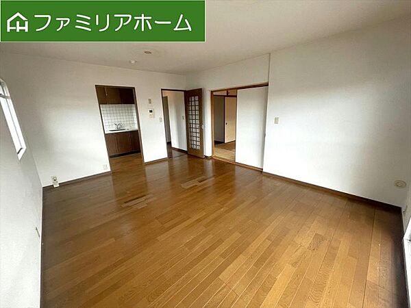 角部屋のため採光2か所あり♪陽当たりのいいリビングです♪