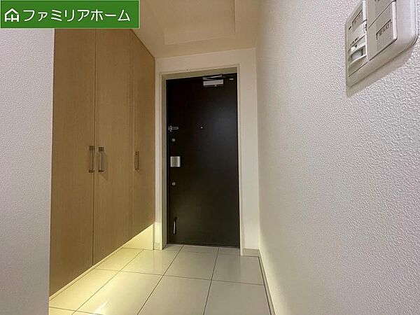 玄関に設けたトールタイプのシューズボックス下部には照明器具を設け、玄関ホール内を明るく演出