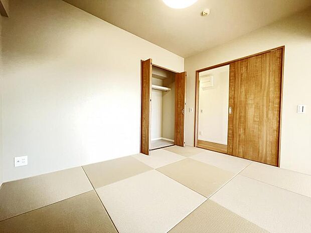 収納力も兼ね備えたお部屋は、ゆったりとしたくつろぎ空間です。