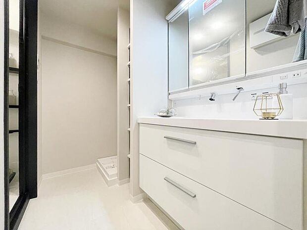 清潔感のあるワイドな洗面台は収納力もあり、いつでもすっきりとした洗面室となっています