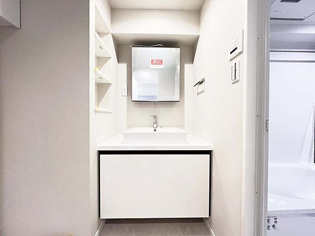 白の清潔感あふれる洗面化粧台には、収納スペースが備わり朝の忙しい時間もスムーズに身支度ができます