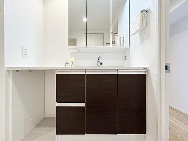 清潔感のあるワイドな洗面台は収納力もあり、いつでもすっきりとした洗面室となっております