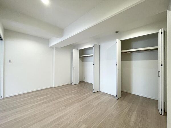 【洋室：8帖】　住まう方に寄り添った設計。空間を余すところなく有効利用した収納は生活空間をより上質なものにしてくれるでしょう。
