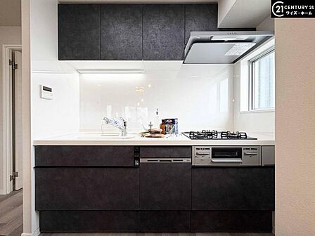 【キッチン】広々としたキッチンで、家族みんなで料理を楽しめます。