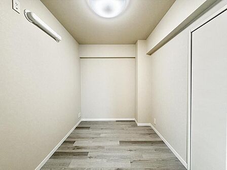 【洋室:4.5帖】仕事や趣味のスペースとしても活用できる、多用途に使える部屋。