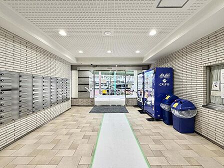 【エントランス】清潔感のある明るいエントランスが、毎日の帰宅を心地よく迎えてくれます。