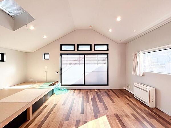 【リビング】　デザイン性の高い、小上がりの使い方を考えるのが楽しみになる