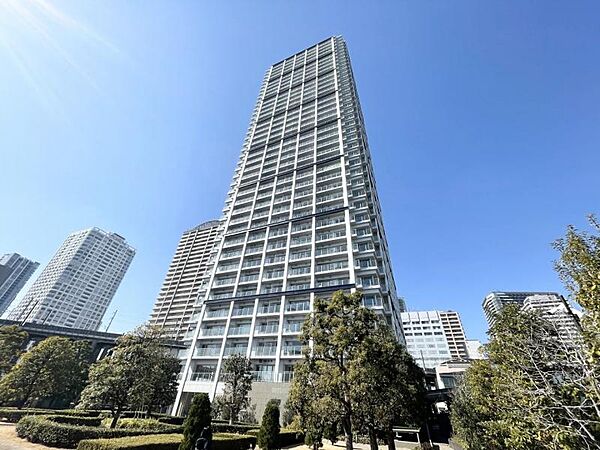 【外観】青空にマッチした外観は何とも美しく街に馴染み住まう方に寄り添った佇まい