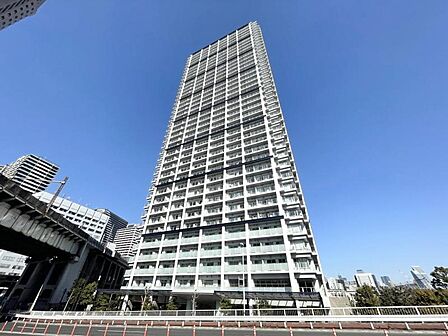 【外観】落ち着いた色合いで、周囲の街並みに馴染む外観です。