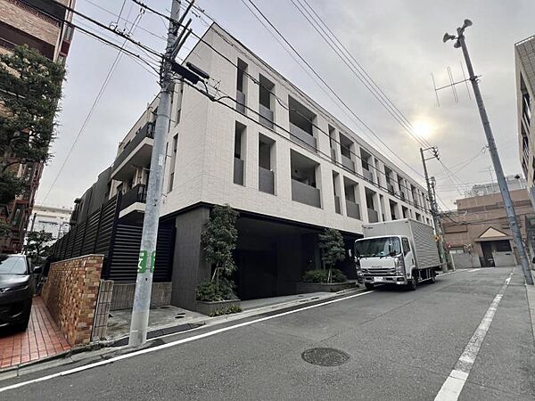 【外観】　静かな住宅街に映える、端正なマンション。暮らしの舞台にふさわしい、落ち着きと品格を備えています。