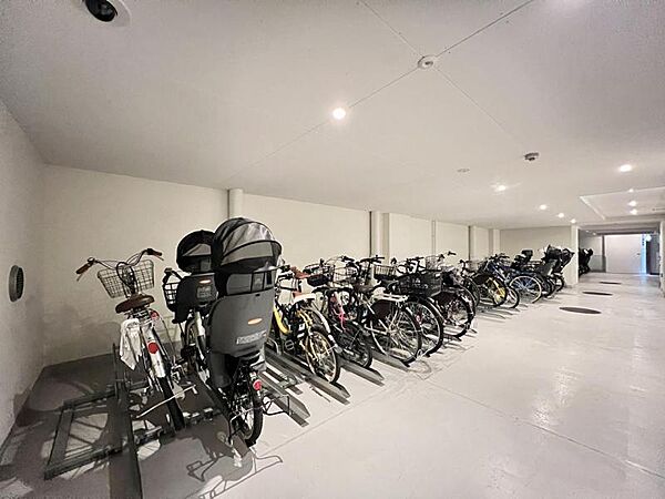 【駐輪場】　広く停めやすい駐輪場