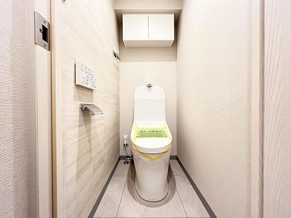 【トイレ】白を基調とした清潔感あふれる空間となっております。窓もあり換気が日常的に行われるのは気持ちが良いです