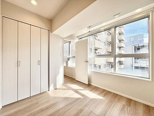 【洋室：4帖】　どんな家具にも調和する明るく落ち着いた内装　大切な時間を豊かに、快適にお過ごしいただけます