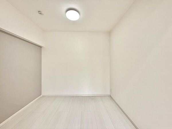 【洋室】シンプルで温かみのあるデザインで、ゆったりと過ごせます。