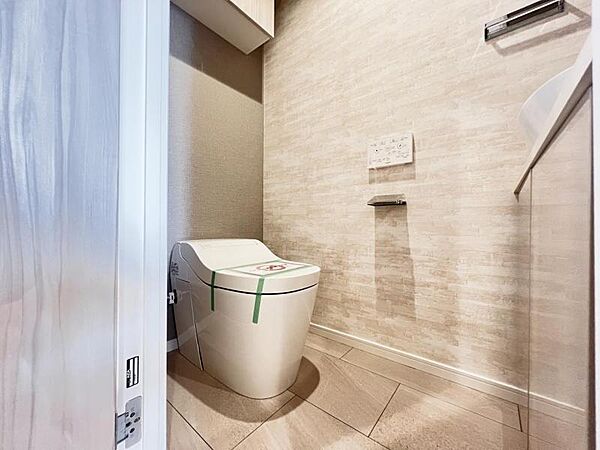 【トイレ】　お掃除ラクラク。広さを確保したトイレスペース