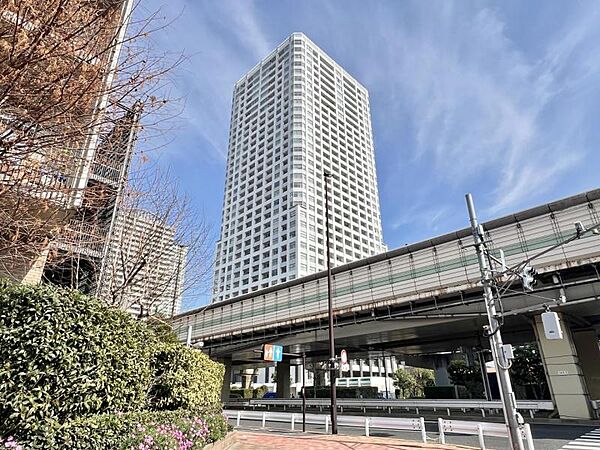 【外観】　清潔感あふれる白い外観が街並みに調和
