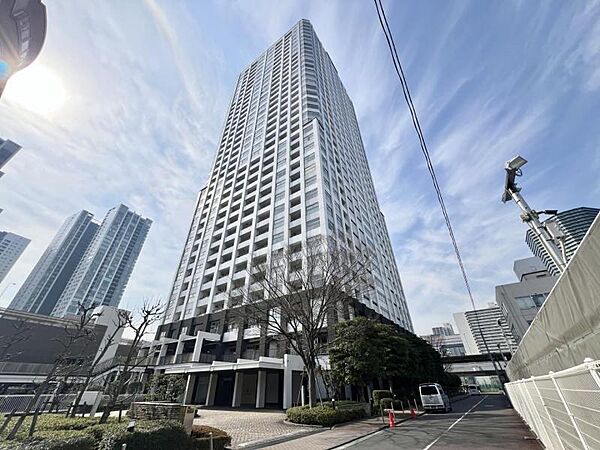 【外観】　静かな住宅街に映える、端正なマンション。暮らしの舞台にふさわしい、落ち着きと品格を備えています。